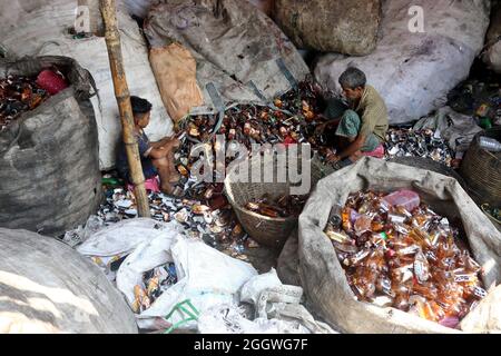Dhaka, Bangladesh, 03/09/2021, Un uomo separa bottiglie di polietilene tereftalato (PET) in una fabbrica di riciclaggio alla periferia di Dhaka. Il riciclaggio delle bottiglie in plastica è diventato un'attività in crescita negli ultimi due anni e contribuisce a proteggere l'ambiente. Secondo la Bangladesh PET Flakes Manufacturers and Exporters Association (BPFMEA), il Bangladesh esporta in media quasi 30,000 tonnellate di fiocchi di bottiglie di PET principalmente in Cina, Corea del Sud e Taiwan per un valore di 14 milioni di dollari l'anno. Il 3 settembre 2021. (Foto di Habibur Rahman / Eyepix Group) Foto Stock