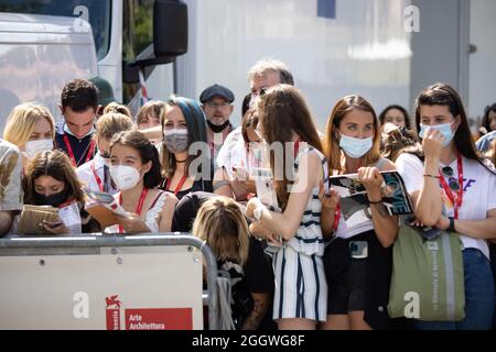 Palazzo del Casino, Lido di Venezia, Italia, 03 settembre 2021, Tifosi fuori dal Palazzo del Casino, in attesa di duna cast. Durante il 78° Festival del Cinema di Venezia 2021 - News Foto Stock