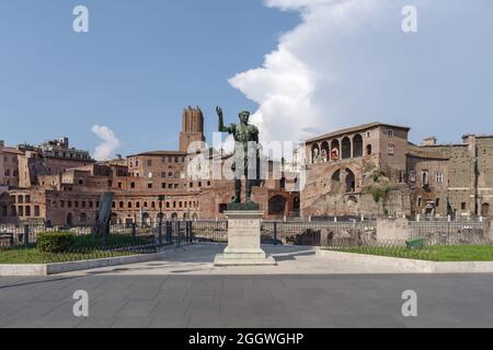 Statua in bronzo dell'imperatore romano Giulio Cesare statua nella zona del Foro, Via dei fori Imperiali, Roma, Lazio, Italia Foto Stock