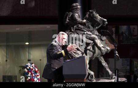 Il Gen. John Mulholland, comandante del comando delle operazioni speciali dell'esercito degli Stati Uniti ed ex comandante della Task Force Dagger, si rivolge al pubblico durante la cerimonia di dedicazione e di inaugurazione della statua del De Oppresso Liber presso la Winter Garden Hall in Two World Financial Center vicino a Ground Zero, 11 novembre 2011. Membri della Task Force Dagger; un team Special Operations composto da Green Berets del 5th Special Forces Group (Airborne), membri dell'equipaggio del 160th Special Operations Aviation Regiment (Airborne), e controllori di combattimento del comando Special Operations dell'Air Force. Foto Stock