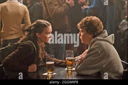 IL SOCIAL NETWORK 2010 Sony Pictures pubblica un film con Rooney Mara come Erica Albright e Jesse Eisenberg come Mark Zuckerberg Foto Stock