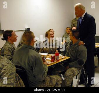 Il Vice Presidente Joe Biden parla con i membri del servizio durante la colazione al Bagram Air Field dal gennaio 12, dove aveva incontrato circa 400 truppe e li ha ringraziati individualmente per il loro servizio. Foto Stock