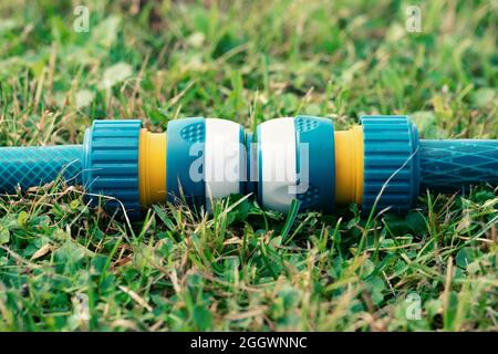 Moderno raccordo in plastica per il collegamento rapido dei tubi per innaffiare il giardino da vicino Foto Stock