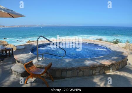 Paesaggio tropicale a bordo piscina che si affaccia sul Mar de Cortés presso il resort di lusso One&Only Palmilla a San José del Cabo, Baja California sur Mexico. Foto Stock