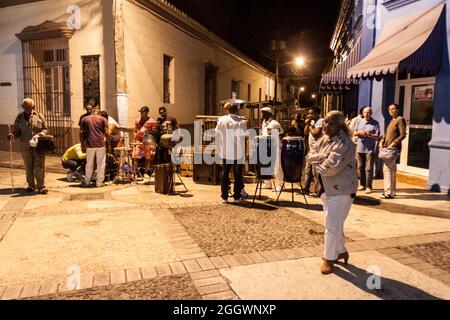 BAYAMO, CUBA - 30 GENNAIO 2016: Musica locale band suona su una strada pedonale a Bayamo. Foto Stock