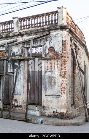 Casa fortemente dilipitata a Camaguey, Cuba Foto Stock