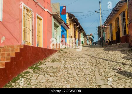 TRINIDAD, CUBA - 8 FEBBRAIO 2016: Vista di una strada acciottolata nel centro di Trinidad, Cuba. Foto Stock