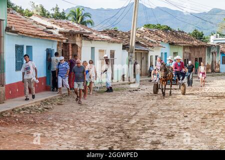 TRINIDAD, CUBA - 8 FEBBRAIO 2016: Vista di una strada acciottolata nel centro di Trinidad, Cuba. Foto Stock
