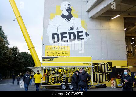 Caratteristica, merchandising, stand fan articolo, fan shop, di fronte al sud tribuene e un ritratto di DEDE (ex calciatore), calcio 1 ° Bundesliga, 3 ° giorno di incontro, Borussia Dortmund (DO) - TSG 1899 Hoffenheim (1899) 3: 2, il 27 agosto. 2021 a Dortmund / Germania. Le normative #DFL vietano l'uso di fotografie come sequenze di immagini e/o quasi-video # Â Foto Stock