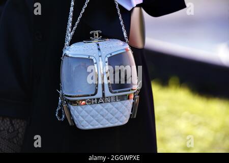 CLUTCH téléphérique Chanel - Streetstyle al Paris Fashion Week High Fashion - Chanel - Parigi - Francia Foto Stock