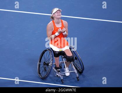 Diede de Groot di Netherland celebra la vittoria contro Yui Kamiji (non raffigurato) in una partita di medaglia d'oro femminile al Ariake Tennis Parkdurante il giorno dieci dei Giochi Paralimpici di Tokyo 2020 in Giappone. Data foto: Venerdì 3 settembre 2021. Foto Stock