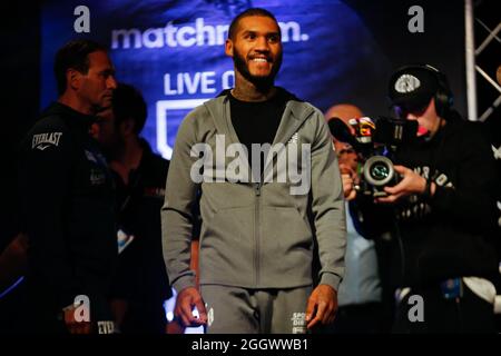 Leeds, Regno Unito. 03 Settembre 2021. New Dock Hall, Armouries Drive, Leeds, West Yorkshire, 3 settembre 2021 Conor Benn si pone durante il pesato per la prossima battaglia allo stadio Emerald Headingley di Leeds. Credit: Touchlinepics/Alamy Live News Foto Stock