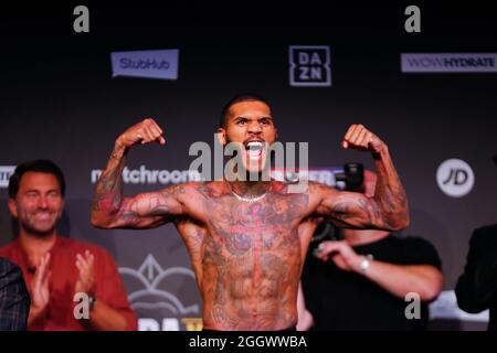 Leeds, Regno Unito. 03 Settembre 2021. New Dock Hall, Armouries Drive, Leeds, West Yorkshire, 3 settembre 2021 Conor Benn durante il pesato per la prossima battaglia allo stadio Emerald Headingley di Leeds. Credit: Touchlinepics/Alamy Live News Foto Stock