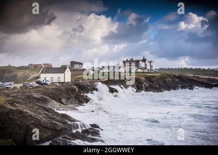 Alta marea e mare agile a Little Fistral a Newquay in Cornovaglia. Foto Stock