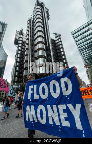 Londra, Regno Unito. 3 settembre 2021. Attivisti climatici della ribellione di estinzione durante una protesta contro il “Flood Money” al di fuori del Lloyds Building nella City di Londra per evidenziare la complicità dell’industria finanziaria nel cambiamento climatico. L’evento si svolge il giorno dodici delle due settimane di protesta “rivolta impossibile” per “colpire le cause alla radice della crisi climatica ed ecologica”. Credit: Stephen Chung / Alamy Live News Foto Stock