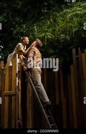 Attori Imogen Opie e Jonty Peach nella scena balconata da Romeo e Giulietta. The Duke's Theatre Company. Trebah Garden Amphitheatre in Cornovaglia. Foto Stock