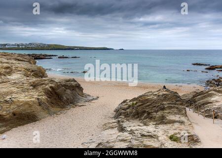 Nuvola bassa sulla Baia di Fistral vista dall'appartato piccolo Fistral a Newquay in Cornovaglia. Foto Stock