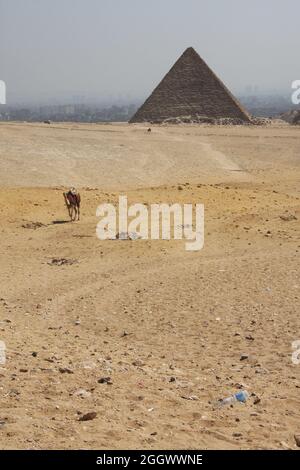 Piramidi di Giza al Cairo, Egitto. Vista generale delle piramidi dall'altopiano di Giza tre piramidi conosciute come le piramidi delle regine sul lato anteriore. Avanti nell'ordine Foto Stock