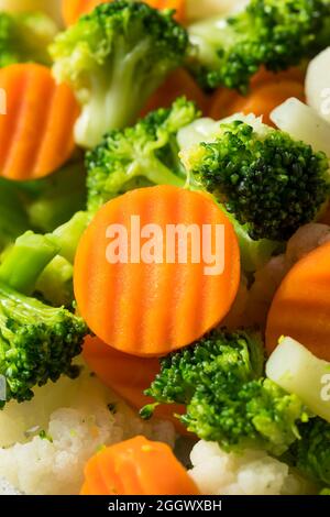 Verdure cotte al vapore fatte in casa con carote Broccoli e cavolfiore Foto Stock