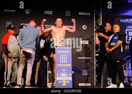 Leeds, Regno Unito. 03 Settembre 2021. New Dock Hall, Armouries Drive, Leeds, West Yorkshire, 3 settembre 2021 Josh Warrington posa durante il pesato per la prossima battaglia allo stadio Emerald Headingley di Leeds contro Mauricio Lara. Credit: Touchlinepics/Alamy Live News Foto Stock