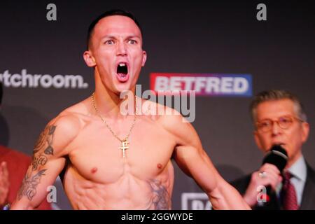 Leeds, Regno Unito. 03 Settembre 2021. New Dock Hall, Armouries Drive, Leeds, West Yorkshire, 3 settembre 2021 Josh Warrington posa durante il pesato per la prossima battaglia allo stadio Emerald Headingley di Leeds contro Mauricio Lara. Credit: Touchlinepics/Alamy Live News Foto Stock