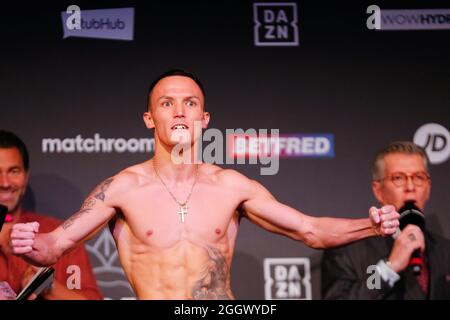 Leeds, Regno Unito. 03 Settembre 2021. New Dock Hall, Armouries Drive, Leeds, West Yorkshire, 3 settembre 2021 Josh Warrington posa durante il pesato per la prossima battaglia allo stadio Emerald Headingley di Leeds contro Mauricio Lara. Credit: Touchlinepics/Alamy Live News Foto Stock