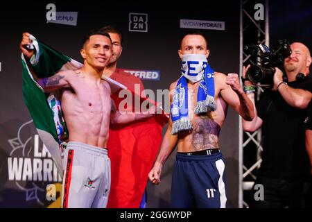 Leeds, Regno Unito. 03 Settembre 2021. New Dock Hall, Armouries Drive, Leeds, West Yorkshire, 3 settembre 2021 Mauricio Lara e Josh Warrington posano durante il pesato per la prossima battaglia allo stadio Emerald Headingley di Leeds. Credit: Touchlinepics/Alamy Live News Foto Stock