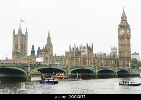 La chiatta della Regina 'Gloriana' passando il Palace Westminister durante il Thames Diamond Jubilee Pageant a Londra, in Gran Bretagna. Il Pageant era composto da centinaia di barche che navigavano dal ponte di Battersea al ponte della Torre per celebrare i 60 anni della regina Elisabetta II sul trono. Milioni di persone hanno fiancheggiato le rive del Tamigi per guardare lo spettacolo. South Bank, Londra, Regno Unito. 3 Giu 2012 Foto Stock