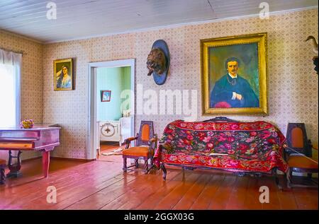 PEREIASLAV, UCRAINA - 22 MAGGIO 2021: Interno della sala di accoglienza del rifugio di caccia del principe Gorchakov, Pereiaslav Scansen, il 22 maggio a Pereiaslav Foto Stock