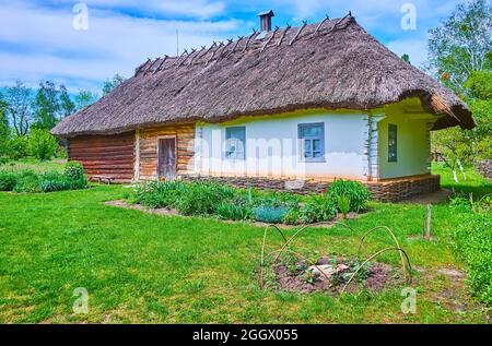 PEREIASLAV, UCRAINA - 22 MAGGIO 2021: Pereiaslav Scansen vanta una grande quantità di case in legno hata conservate, il 22 maggio a Pereiaslav Foto Stock
