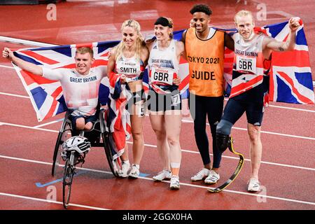 TOKYO, GIAPPONE. 3 settembre 2021. Da sinistra, Nathan Maguire, Ali Smith, Libby Clegg (Guida) e Jonnie Peacock della Gran Bretagna posano foto dopo aver vinto l'argento per l'Universal 4x4 durante gli eventi Track and Field - Tokyo 2020 Paralimpic Games allo Stadio Olimpico Venerdì 03 settembre 2021 a TOKYO, GIAPPONE. Credit: Taka G Wu/Alamy Live News Foto Stock