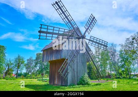 PEREIASLAV, UCRAINA - 22 MAGGIO 2021: Il vecchio mulino a vento panoramico con sei pale conservate a Pereiaslav Scansen, il 22 maggio a Pereiaslav Foto Stock