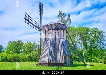PEREIASLAV, UCRAINA - 22 MAGGIO 2021: Mulino a vento in legno conservato nel succoso prato verde di Pereiaslav Scansen, il 22 maggio a Pereiaslav Foto Stock
