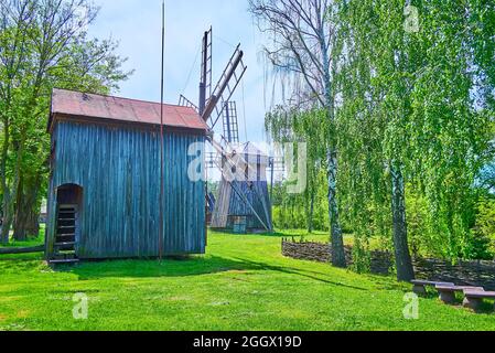 PEREIASLAV, UCRAINA - 22 MAGGIO 2021: Il prato verde con vecchi mulini a vento in legno, Pereiaslav Scansen, il 22 maggio a Pereiaslav Foto Stock
