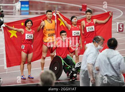 Tokyo, Giappone. 3 settembre 2021. Gli atleti della Cina reagiscono dopo la finale di atletica 4x100m Universal Relay al Tokyo 2020 Paralympic Games di Tokyo, Giappone, 3 settembre 2021. Credit: CAI Yang/Xinhua/Alamy Live News Foto Stock