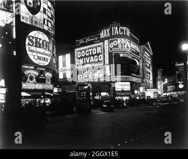 Cinema DEL LONDON PAVILION su Piccadilly Circus, Londra all'inizio del 1966, quando presentava SEAN CONNERY come James Bond 007 in THUNDERBALL 1965 regista TERENCE GIOVANI produttori Harry Saltzman e Albert R. Broccoli Eon Productions / Artisti Uniti con Illighed Billboard trailering il prossimo DOTTOR ZHIVAGO regista DAVID LEAN per Metro Goldwyn Mayer all'Impero Teatro Leicester Square Foto Stock