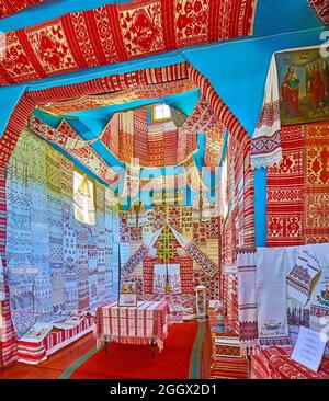 PEREIASLAV, UCRAINA - 22 MAGGIO 2021: Interno del Museo di Rushnyk (tessuto rituale, asciugamano decorativo), Pereiaslav Scansen, il 22 maggio a Pereiaslav Foto Stock