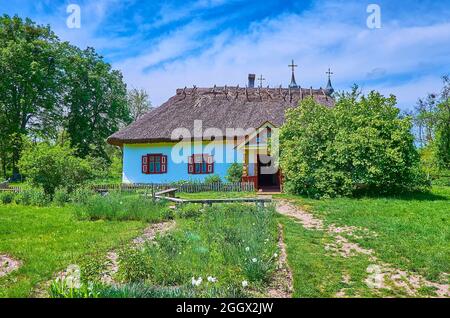 Passeggiata nel giardino della scenografica casa medievale imbiancata di hata, Pereiaslav Scansen, Ucraina Foto Stock