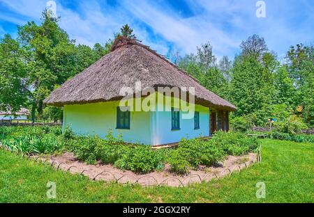 Il giardino panoramico verde circonda la tradizionale casa Ucraina hata, Pereiaslav Scansen, Ucraina Foto Stock