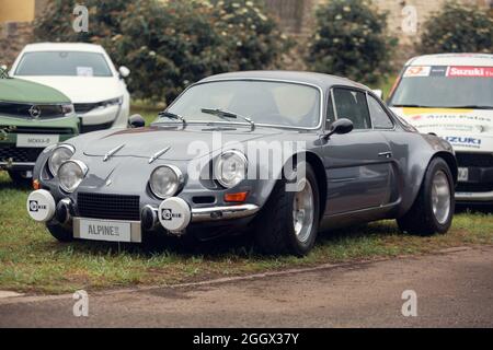 Cobreces, Spagna - 14 agosto 2021: Mostra di automobili pubbliche. Gray Alpine A110, nota anche come Berlinette, è una vettura sportiva prodotta dal costruttore francese al Foto Stock