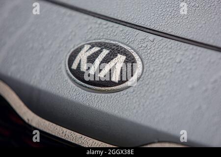 Cobreces, Spagna - 14 agosto 2021: Mostra di automobili a Cobreces. Insegne della Kia Motors, industria automobilistica sudcoreana. La sua sede centrale si trova in Foto Stock