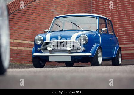 Cobreces, Spagna - 14 agosto 2021: Mostra di automobili pubbliche. Blue Mini Morris dei primi modelli, la Mini è una piccola d auto prodotta dalla British Motor Corp Foto Stock