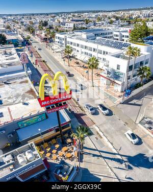 Ayia Napa, Cipro - 17 marzo 2019: Vista dall'alto del centro città Foto Stock