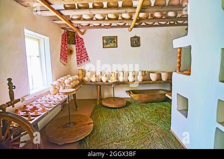 PEREIASLAV, UCRAINA - 22 MAGGIO 2021: Il laboratorio per l'essiccazione di ceramiche, Pereiaslav Scansen, il 22 maggio a Pereiaslav Foto Stock