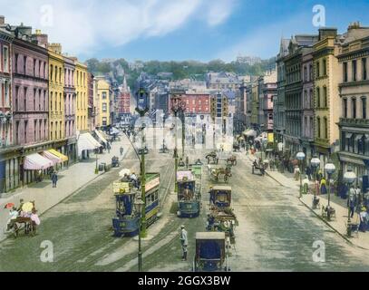 Vista di St Patrick's Street, all'inizio del XX secolo a Cork City, la seconda città più grande d'Irlanda. La via risale al tardo XVIII secolo, quando la città si espanse oltre le antiche mura centrate sulle strade principali nord e sud. Dal 1898 al 1931, la strada è stata servita dalla Cork Electric Tramways and Lighting Company quando i servizi sono iniziati il 22 dicembre 1898. Foto Stock