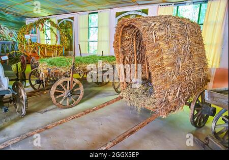 PEREIASLAV, UCRAINA - 22 MAGGIO 2021: Ricostruzione della capanna del pastore sraw (carro del pastore) nel Museo Nazionale dei Trasporti terrestri di Pereiaslav S. Foto Stock