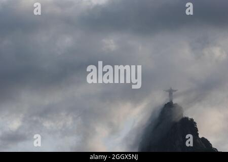 Statua del Cristo Redentore sulla cima del monte Corcovado. Foto Stock