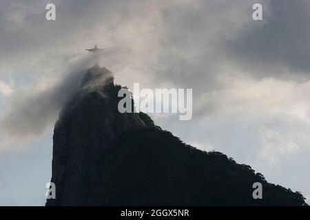 Statua del Cristo Redentore sulla cima del monte Corcovado. Foto Stock