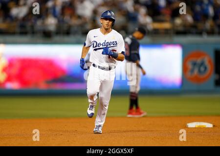 Il catcher di Los Angeles Dodgers Austin Barnes (15) si è fatto un'opera a casa durante una partita della stagione regolare della MLB contro gli Atlanta Braves, mercoledì 1 settembre 2 Foto Stock