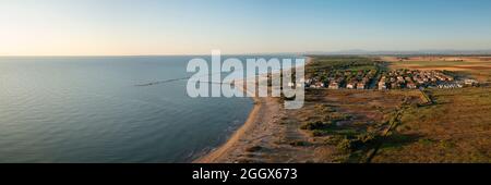 Vista aerea di Adriatic cost.Summer vacation concept.Lido di Dante città,mediterraneo mare, Emilia Romagna,Italia. Foto Stock